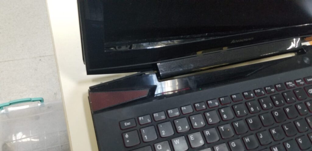 Laptop ekran bağlantı noktaları koptu